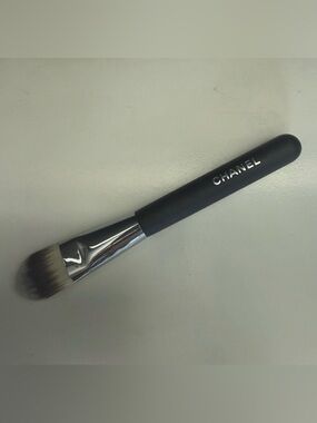 Chanel Foundation Brush 6 women OS Black Excellent Tapered Synthetic Bristle